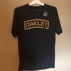 Men’s Oakley shirt